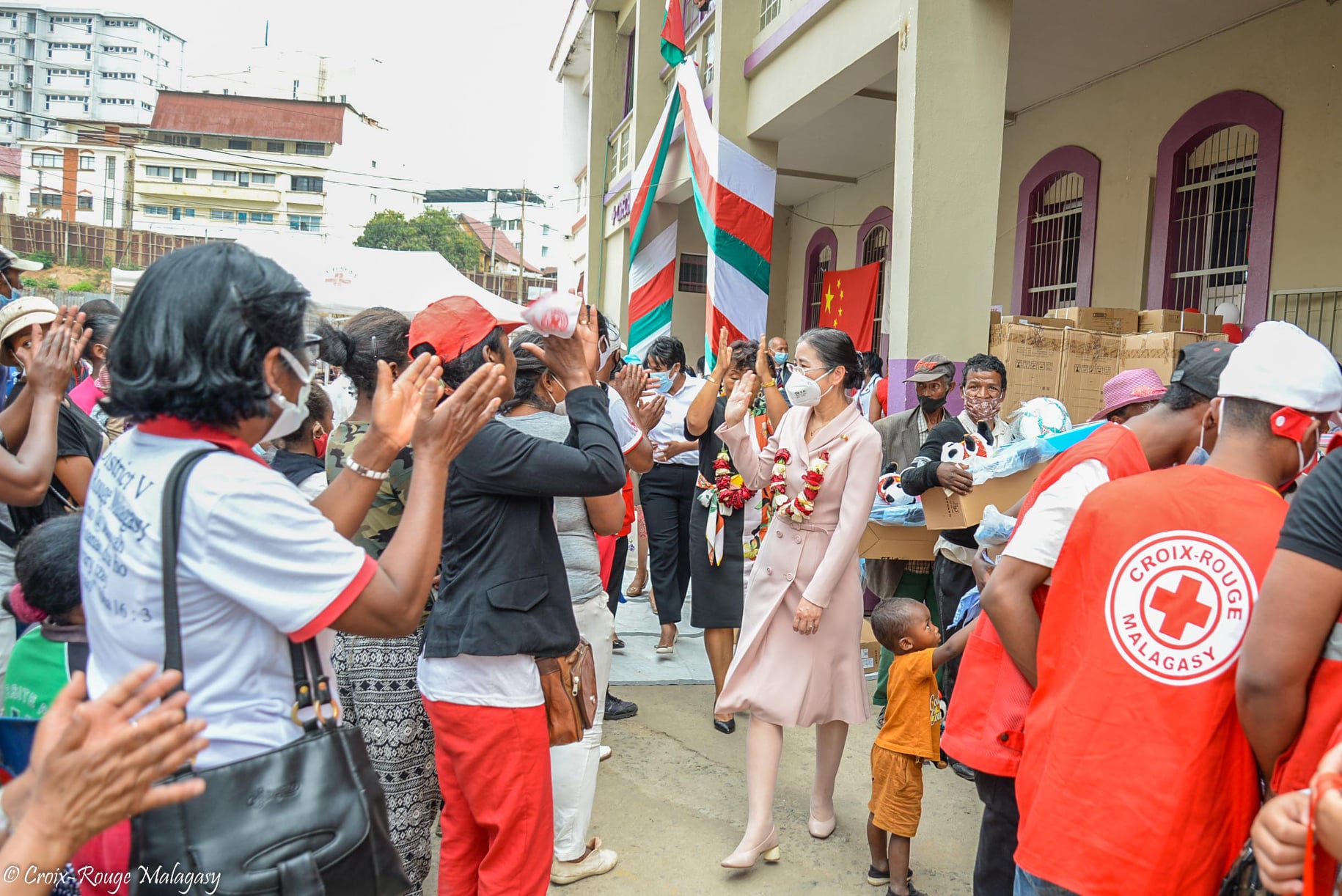 Cérémonie de remise de jouets, de fourniture scolaire pour les enfants du District 5